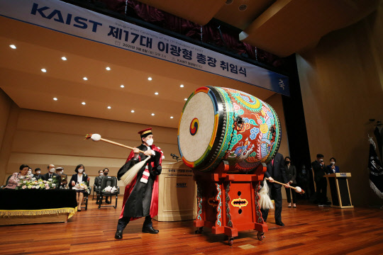 8일 대전 KAIST 본원 대강당에서 열린 '제17대 이광형 총장 취임식'에서 이광형 총장이 전진의 의미를 담아 북을 치고 있다.  KAIST 제공